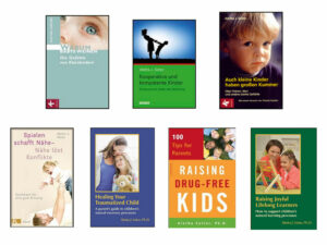 Das Bild zeigt eine Sammlung von Büchern über Aware Parenting, relevant für die Elternberatung.