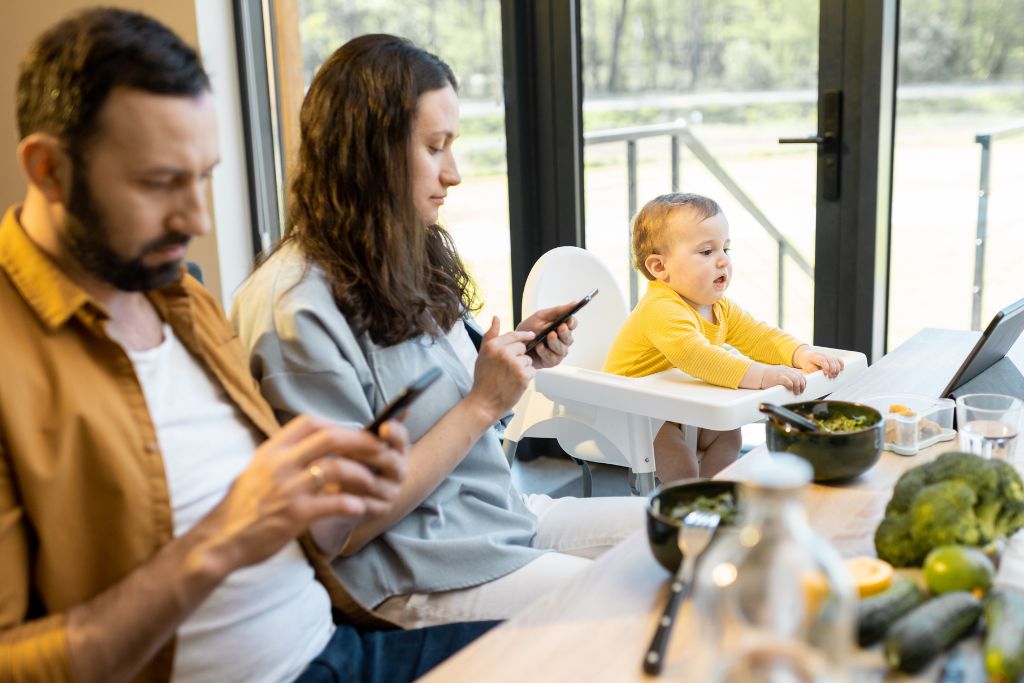 Mein Social-Media-Dilemma. Einerseits ist Smartphone, Tablet und Co so hilfreich, weil man vernetzt sein kann und so viele wichtige Informationen erhält. Andererseits bringt es unsere Kinder in Stress, weil wir die Verbindung abbrechen, wenn wir diese Geräte benutzen.