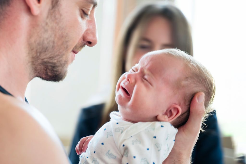 Das Weinen von Babys verstehen und belgeiten.