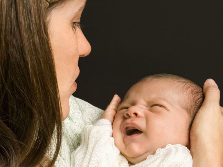Weinende Babys zu begleiten kann gelernt werden und sind für das Baby sehr nützlich, da das ihre Art ist, sich von Stress und Trauma zu entlasten.